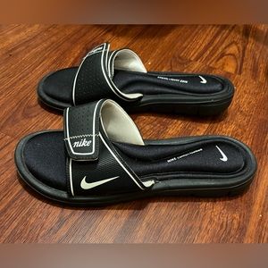 Nike sandals, only worn a couple of times. Black with white detail, size 9.